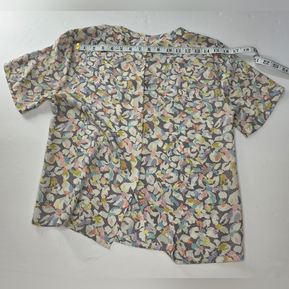 Nicola 2P light floral top. Buttons down back - Picture 6 of 8